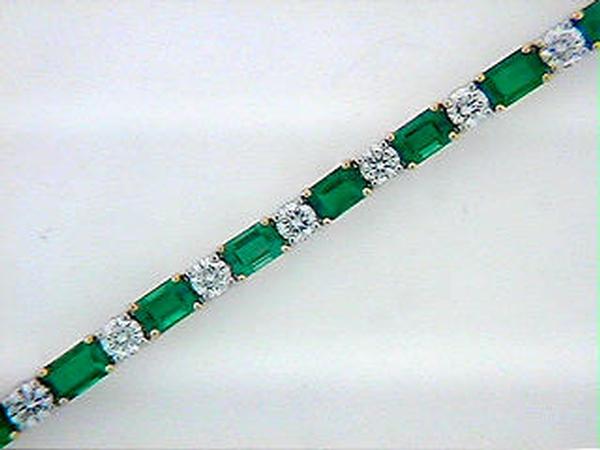 View PT/18KY Round Emerald & Baguette Diamond